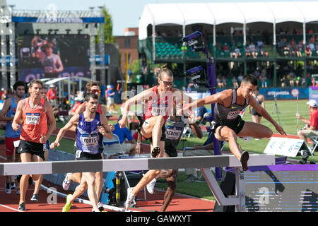 Eugene, États-Unis. 4 juillet, 2016. Pack de coureurs sauter par dessus un obstacle lors de la Men's 3000m Steeple à l'USATF 2016 Essais olympiques à l'historique Hayward Field de Eugene, Oregon, USA. Credit : Joshua Rainey/Alamy Live News. Banque D'Images