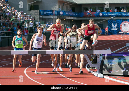 Eugene, États-Unis. 4 juillet, 2016. Pack de coureurs sauter par dessus un obstacle lors de la Men's 3000m Steeple à l'USATF 2016 Essais olympiques à l'historique Hayward Field de Eugene, Oregon, USA. Credit : Joshua Rainey/Alamy Live News. Banque D'Images