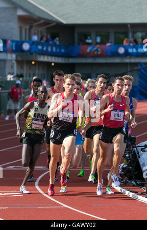 Eugene, États-Unis. 4 juillet, 2016. Les coureurs viennent autour de la piste pendant le 1er tour de qualification des hommes du 5000 m à l'USATF 2016 Essais olympiques à l'historique Hayward Field de Eugene, Oregon, USA. Credit : Joshua Rainey/Alamy Live News. Banque D'Images