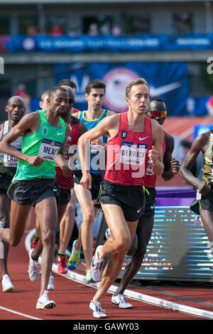 Eugene, États-Unis. 4 juillet, 2016. Les coureurs viennent autour de la piste pendant le 1er tour de qualification des hommes du 5000 m à l'USATF 2016 Essais olympiques à l'historique Hayward Field de Eugene, Oregon, USA. Credit : Joshua Rainey/Alamy Live News. Banque D'Images