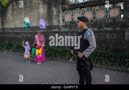 Denpasar, Bali, Indonésie. 6 juillet, 2016. Les gardes de la police indonésienne durant la messe prier pour célébrer Eid ul-Fitr le 06 juillet, 2016 à Denpasar, Bali, Indonésie. La maison de vacances de deux jours, Eid ul-Fitr, marque la fin du Ramadan, le mois de jeûne islamique et commence après l'observation d'un nouveau croissant de lune. Credit : Agung Parameswara/Alamy Live News Banque D'Images