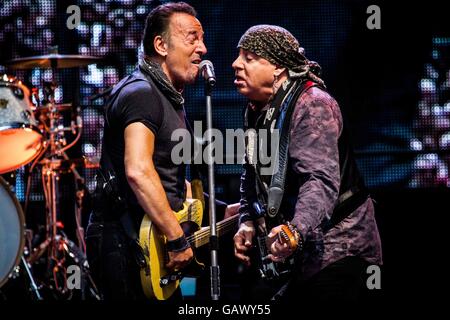 Milan, Italie. 5 juillet, 2016. Bruce Springsteen et le E Street Band en concert à San Siro Crédit : Roberto Finizio/Alamy Live News Banque D'Images