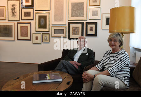 Brême, Allemagne. 12 mai, 2016. Le couple collecteur Karin et Uwe Hollweg debout devant des tableaux d'Emil Schumacher dans leur musée privé à Bremen, Allemagne, 12 mai 2016. PHOTO : CARMEN JASPERSEN/dpa/Alamy Live News Banque D'Images