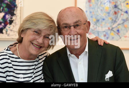 Brême, Allemagne. 12 mai, 2016. Le couple collecteur Karin et Uwe Hollweg debout devant des peintures de Sam Francis dans leur musée privé à Bremen, Allemagne, 12 mai 2016. PHOTO : CARMEN JASPERSEN/dpa/Alamy Live News Banque D'Images