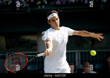 Londres, Royaume-Uni. 6 juillet, 2016. Roger Federer se réchauffer sur les tribunaux à l'extérieur de la Cour 19 Wimbledon Wimbledon 2016 Le All England Tennis Club, Wimbledon, Londres, Angleterre 06 Juillet 2016 Le All England Tennis Club, Wimbledon, Londres, Angleterre 2016 Allstar Crédit : photo library/Alamy Live News Banque D'Images