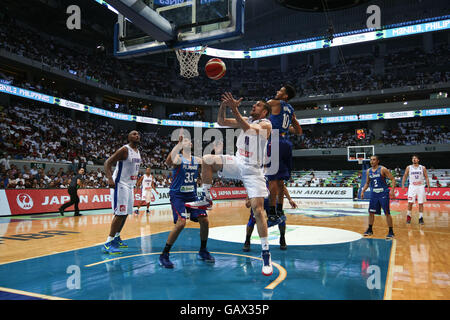 Aux Philippines. 5 juillet, 2016. Les équipes de basket-ball de la France et les Philippines se sont battus sur le disque de la Mall of Asia Arena, à Pasay pour le tournoi de qualification olympique de la FIBA. La France a gagné avec 93 points contre les Philippines's 84. © J Gerard Seguia/ZUMA/Alamy Fil Live News Banque D'Images