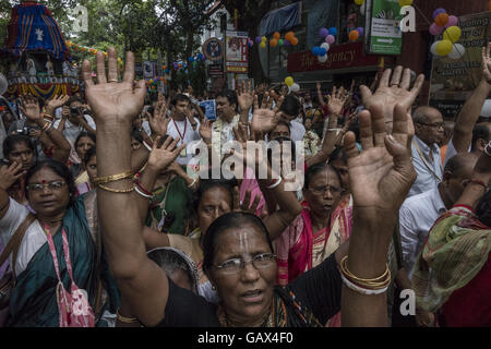 Kolkata, État indien du Bengale occidental. 6 juillet, 2016. Les dévots indiens participent à Rath Yatra (char voyage de Gisèle) à Calcutta, capitale de l'état indien du Bengale occidental, le 6 juillet 2016. Le voyage, l'une des plus importantes fêtes hindoues, implique des dévots tirant un char de seigneur Aline, son frère Balabhadra et sa sœur Subhadra. Le festival est observé dans différents états de l'Inde au cours du mois de juin et juillet. © Tumpa Mondal/Xinhua/Alamy Live News Banque D'Images