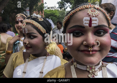 Kolkata, État indien du Bengale occidental. 6 juillet, 2016. Les dévots indiens participent à Rath Yatra (char voyage de Gisèle) à Calcutta, capitale de l'état indien du Bengale occidental, le 6 juillet 2016. Le voyage, l'une des plus importantes fêtes hindoues, implique des dévots tirant un char de seigneur Aline, son frère Balabhadra et sa sœur Subhadra. Le festival est observé dans différents états de l'Inde au cours du mois de juin et juillet. © Tumpa Mondal/Xinhua/Alamy Live News Banque D'Images