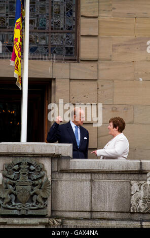 Tayside, Dundee, Ecosse, Royaume-Uni. 6e juillet 2016. Sa Majesté la Reine et Son Altesse Royale le Prince Philip, aujourd'hui, pendant leur visite royale à Dundee. Sur le balcon de la Chambre de commerce avec le Prince Philip est la bonne dame Lord Provost [droit]. Credit : Dundee Photographics / Alamy Live News Banque D'Images