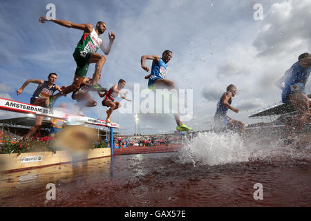 Amsterdam, Pays-Bas. Le 06 juillet, 2016. Mitko Tsenov (L) haut de Bulgarie, Jamel Chatbi (C) de l'Italie en compétition au 3000m steeple hommes tour de qualification au Championnats d'Europe d'athlétisme au Stade olympique à Amsterdam, Pays-Bas, 06 juillet 2016. Photo : Michael Kappeler/dpa/Alamy Live News Banque D'Images