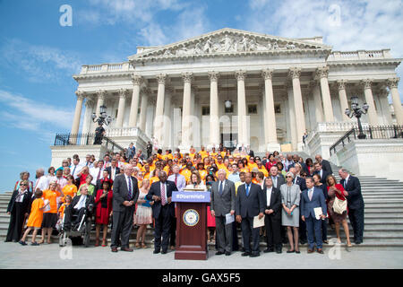 Washington, DC, le 6 juillet 2016, USA--membres de la Chambre des représentants et les familles tiennent une conférence de presse sur les marches du Capitole pour exiger que le contrôle des armes à feu Les lois sont adoptées. Credit : Patsy Lynch/Alamy Live News Banque D'Images