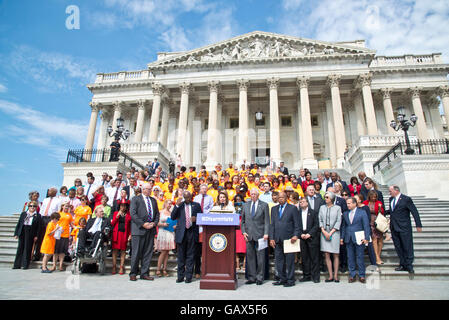 Washington, DC, le 6 juillet 2016, USA--membres de la Chambre des représentants et les familles tiennent une conférence de presse sur les marches du Capitole pour exiger que le contrôle des armes à feu Les lois sont adoptées. Credit : Patsy Lynch/Alamy Live News Banque D'Images