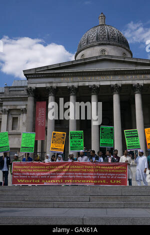 Trafalgar Square, Londres, Royaume-Uni. 6 juillet, 2016. Les manifestants du mouvement sunnite mondiale et l'Organisation mondiale de l'humanité forme une révolution Partie Royaume-uni Pacifique autoproclamé "chaîne humaine" en guise de protestation contre des atrocités associées terroristes contre des innocents. Credit : gallerie2/Alamy Live News Banque D'Images