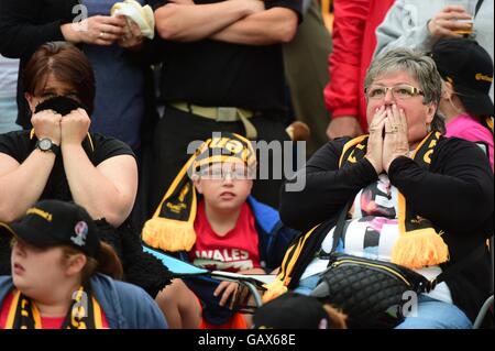 Pays de Galles Aberystwyth UK, mercredi 06 juillet 2016 des centaines de fans de football Pays de Galles avid se réunir à l'écran de 6m de large dans le fanzone à Aberystwyth's Rugby Club regarder leur côté jouer contre le Portugal en demi-finale de l'Euro2016 compétition de football. N'ayant pas qualifié pour un tournoi majeur depuis 1958, le Pays de Galles ont confondu les critiques et ravis de leurs partisans à leur terme des victoires, qui est venu à bout et que le Portugal a marqué deux fois, avec second semestre objectifs par Renaldo et Nani. Credit : Keith Morris / Alamy Live News Banque D'Images