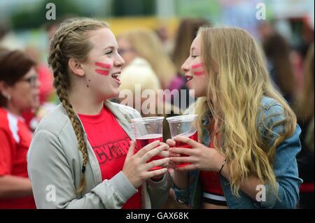 Pays de Galles Aberystwyth UK, mercredi 06 juillet 2016 des centaines de fans de football Pays de Galles avid se réunir à l'écran de 6m de large dans le fanzone à Aberystwyth's Rugby Club regarder leur côté jouer contre le Portugal en demi-finale de l'Euro2016 compétition de football. N'ayant pas qualifié pour un tournoi majeur depuis 1958, le Pays de Galles ont confondu les critiques et ravis de leurs partisans à leur terme des victoires, qui est venu à bout et que le Portugal a marqué deux fois, avec second semestre objectifs par Renaldo et Nani. Credit : Keith Morris / Alamy Live News Banque D'Images