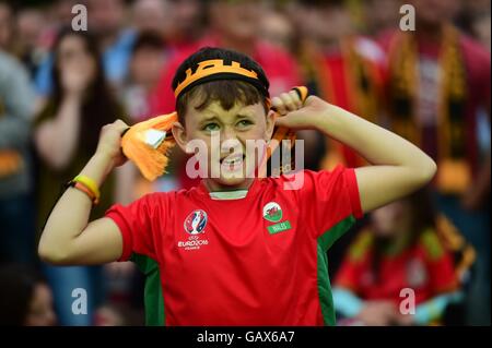 Pays de Galles Aberystwyth UK, mercredi 06 juillet 2016 des centaines de fans de football Pays de Galles avid se réunir à l'écran de 6m de large dans le fanzone à Aberystwyth's Rugby Club regarder leur côté jouer contre le Portugal en demi-finale de l'Euro2016 compétition de football. N'ayant pas qualifié pour un tournoi majeur depuis 1958, le Pays de Galles ont confondu les critiques et ravis de leurs partisans à leur terme des victoires, qui est venu à bout et que le Portugal a marqué deux fois, avec second semestre objectifs par Renaldo et Nani. Credit : Keith Morris / Alamy Live News Banque D'Images