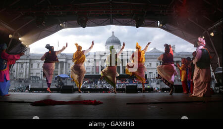 La troupe de danse et de musique du Punjabi Asli Baharan Punjab Dian se produit au concert de la Journée internationale des veuves en aide à la Loomba Trust à Trafalgar Square, dans le centre de Londres. Banque D'Images