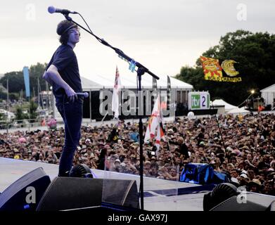 Les Kooks se sont spectacle au Festival de l'île de Wight 2008 au parc Seaclose sur l'île de Wight. APPUYEZ SUR ASSOCIER photo. Date de la photo: Dimanche 15 juin 2008. Le crédit photo devrait se lire: Yui Mok/PA Banque D'Images