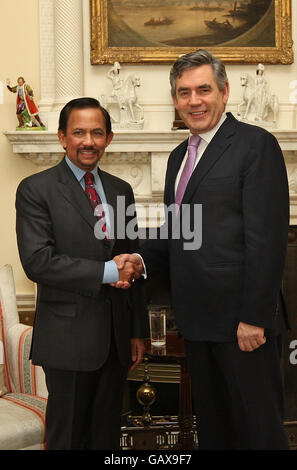 Le Sultan Haji Hassanal Bolkiah Mu'izzaddin Waddaoulah, le Sultan et Yang Di-Pertuan du Brunéi Darussalam, rencontre le Premier ministre Gordon Brown, à Downing Street, à Londres. Banque D'Images