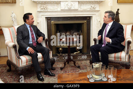 Le Sultan Haji Hassanal Bolkiah Mu'izzaddin Waddaoulah, le Sultan et Yang Di-Pertuan du Brunéi Darussalam, rencontre le Premier ministre Gordon Brown, à Downing Street, à Londres. Banque D'Images