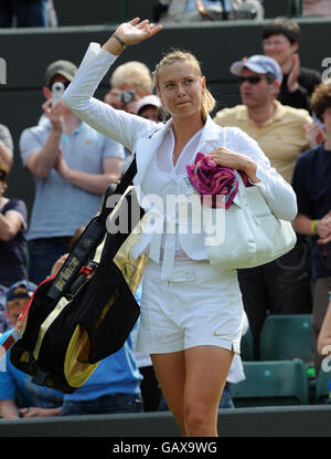 Maria Sharapova, de Russie, se hante devant la foule après sa victoire lors des championnats de Wimbledon 2008 au All England tennis Club de Wimbledon. Banque D'Images