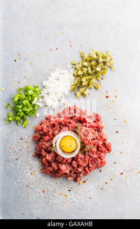Servant de matières tartare de boeuf en plongée des Banque D'Images