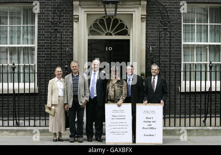 (De gauche à droite) Wendy Fields, résidente des évêques de Nympton; Eric Ley, conseiller du district de North Devon; Nick Harvey, député de North Devon; présentateur de télévision Johnny Kingdom; Ian Cowling, conseiller paroissial et David Verney, président du conseil paroissial des évêques de Nympton, se trouvent à l'extérieur du 10 Downing Street avant de présenter une pétition pour protester contre la fermeture de leur bureau de poste. Banque D'Images