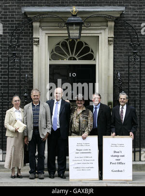 (De gauche à droite) Wendy Fields, résidente des évêques de Nympton; Eric Ley, conseiller du district de North Devon; Nick Harvey, député de North Devon; présentateur de télévision Johnny Kingdom; Ian Cowling, conseiller paroissial et David Verney, président du conseil paroissial des évêques de Nympton, se trouvent à l'extérieur du 10 Downing Street avant de présenter une pétition pour protester contre la fermeture de leur bureau de poste. Banque D'Images