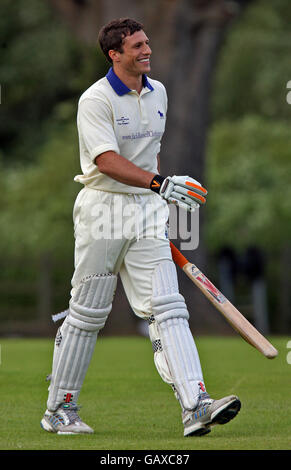 La personnalité de la télévision Rod Bradley lors d'un match de charité entre le duc de Rutland XI et le Sir Richard Hadlee XI, au Belvoir Cricket Club. Banque D'Images