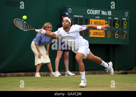Fernando Gonzalez du Chili en action contre Simone Bolelli en Italie lors des championnats de Wimbledon au All England Lawn tennis Club, Wimbledon, Londres. Banque D'Images