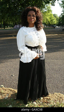 Oprah Winfrey arrive à un dîner en l'honneur du 90e anniversaire de Nelson Mandela, à Hyde Park, dans le centre de Londres. Banque D'Images