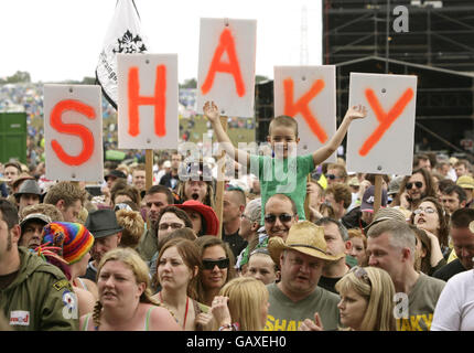 La foule regardant Shakin' Stevens sur la scène principale pendant le deuxième jour du Glastonbury Festival, Somerset. Banque D'Images