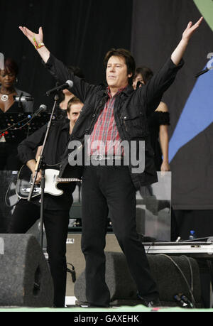 Shakin' Stevens se produit sur la scène principale pendant la deuxième journée du Glastonbury Festival, dans le Somerset. Banque D'Images