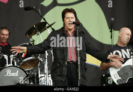 Shakin' Stevens se produit sur la scène principale pendant la deuxième journée du Glastonbury Festival, dans le Somerset. Banque D'Images