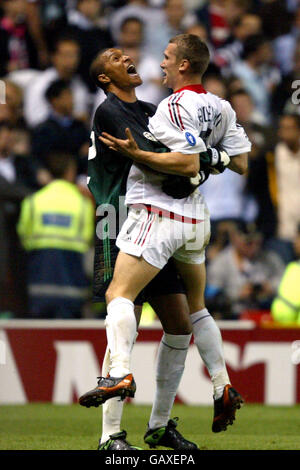 Andriy Shevchenko, de l'AC Milan, célèbre avec le gardien de but Dida après avoir remporté la finale de la Ligue des champions de l'UEFA. Banque D'Images