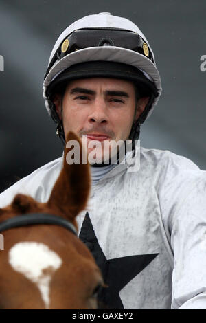 Courses hippiques - Hippodrome de Southwell. Fergul Lynch, Jockey Banque D'Images