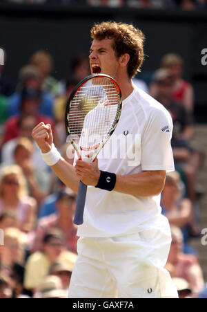 Andy Murray, en Grande-Bretagne, célèbre la victoire du premier match contre Tommy Haas en Allemagne lors des championnats de Wimbledon 2008 au All England tennis Club de Wimbledon. Banque D'Images