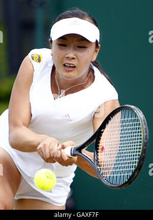 Shuai Peng de Chine en action contre Alla Kudryavtseva de Russie lors des championnats de Wimbledon 2008 au All England tennis Club de Wimbledon. Banque D'Images