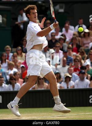 Andy Murray, en Grande-Bretagne, en action contre Tommy Haas, en Allemagne, lors des championnats de Wimbledon 2008 au All England tennis Club de Wimbledon. Banque D'Images