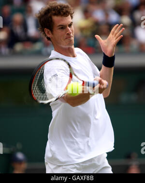 Andy Murray, en Grande-Bretagne, en action contre Tommy Haas, en Allemagne, lors des championnats de Wimbledon 2008 au All England tennis Club de Wimbledon. Banque D'Images