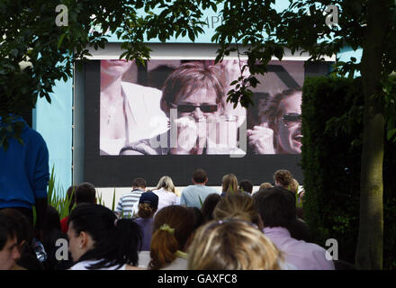 Une vue de Judy Murray, mère d'Andy sur un grand écran sur Murray Mount pendant les championnats de Wimbledon 2008 au All England tennis Club de Wimbledon. Banque D'Images