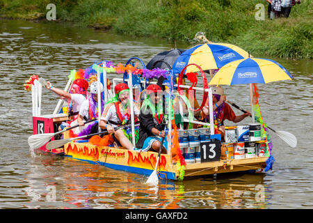 La population locale Accueil radeaux, prendre part à la course annuelle de radeau de Lewes, Lewes, dans le Sussex, UK Banque D'Images