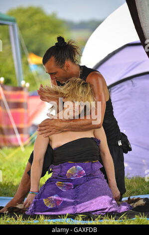 Festival de Glastonbury 2008 - deuxième jour.Une femme a un massage pendant le deuxième jour du Festival Glastonbury, Somerset. Banque D'Images