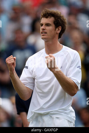 Andy Murray, en Grande-Bretagne, célèbre la victoire contre Tommy Haas en Allemagne lors des championnats de Wimbledon 2008 au All England tennis Club de Wimbledon. Banque D'Images