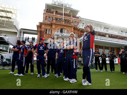 Le capitaine d'Angleterre Kevin Pietersen réfléchit à la défaite de l'Angleterre en Nouvelle-Zélande après le NatWest Series One Day International à Lord's, Londres. Banque D'Images