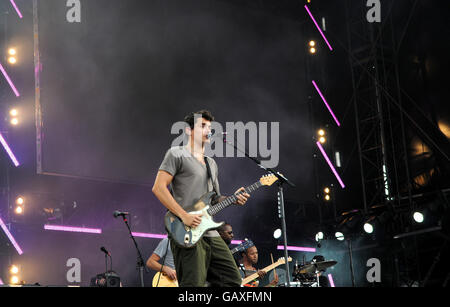 John Mayer joue sur la scène principale pendant la première journée de Hard Rock Calling à Hyde Park, dans le centre de Londres. Banque D'Images