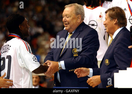 Clarence Seedorf (l) d'AC Milan est présenté avec ses gagnants Médaille du président de l'UEFA, Lennart Johansson, et du directeur général de l'UEFA Gerhard Aigner (r) qui le félicite d'être le premier le joueur remporte le trophée pour trois équipes différentes Banque D'Images