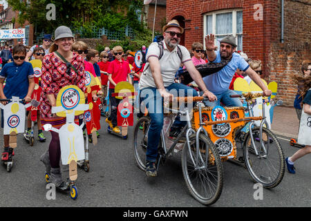 Une procession de rue pendant la Foire Saint-Laurent, Liedekerke, Sussex, UK Banque D'Images