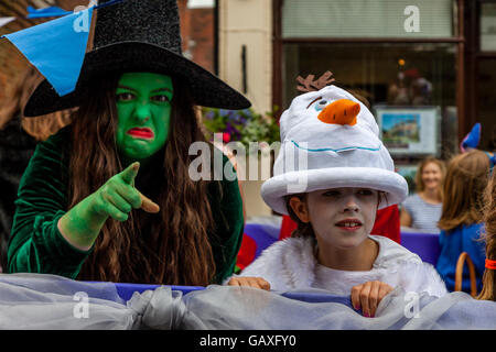 Des personnages prennent part à une procession de rue pendant la Foire Saint-Laurent, Liedekerke, Sussex, UK Banque D'Images