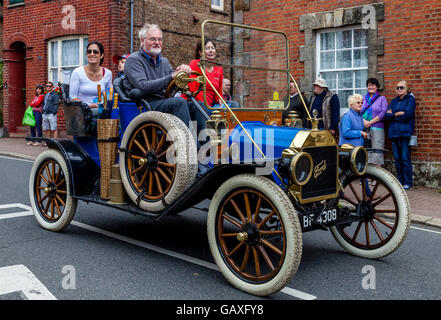 Une ancienne voiture prend part à une procession de rue pendant la Foire Saint-Laurent, Liedekerke, Sussex, UK Banque D'Images